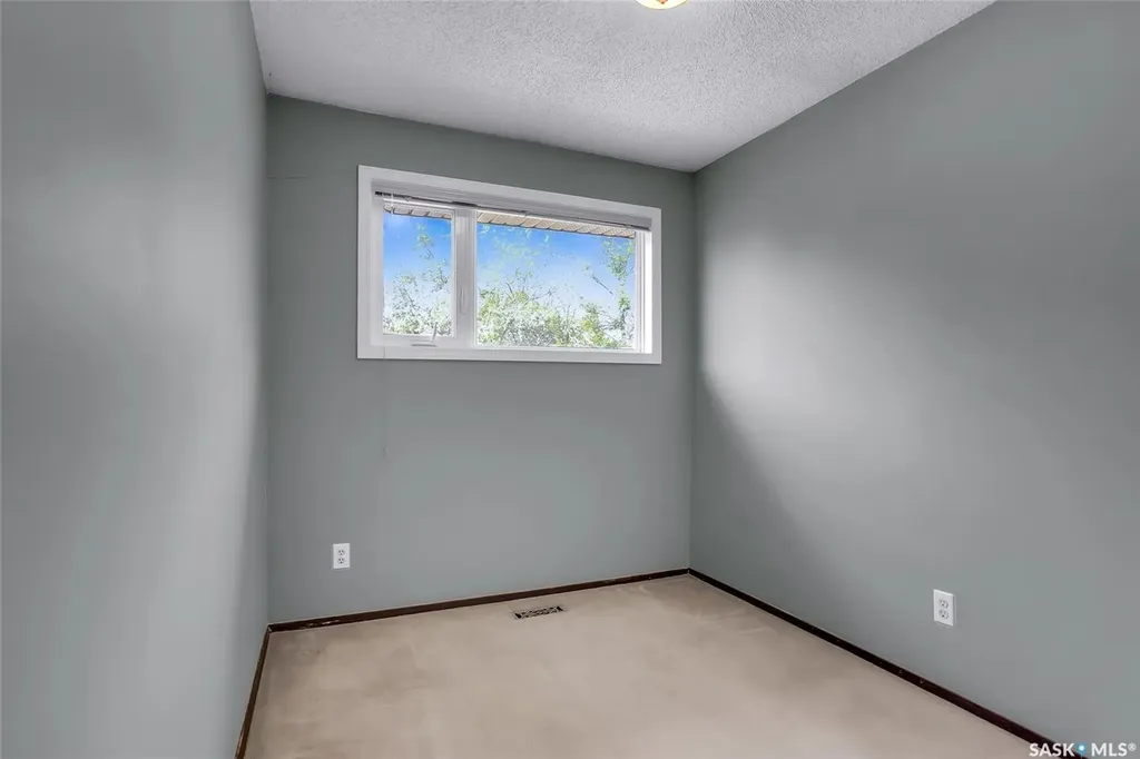 73 Laurentian Drive Saskatoon SK S7H 4M1