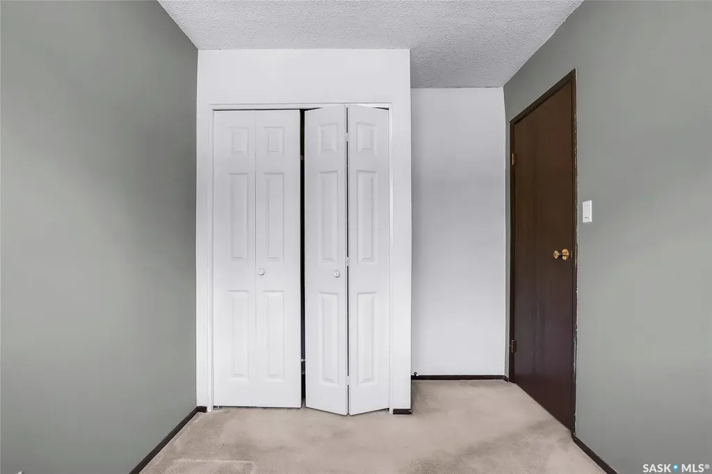 73 Laurentian Drive Saskatoon SK S7H 4M1