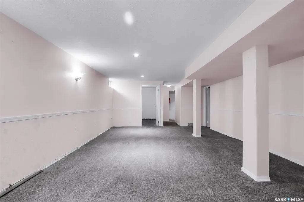 73 Laurentian Drive Saskatoon SK S7H 4M1