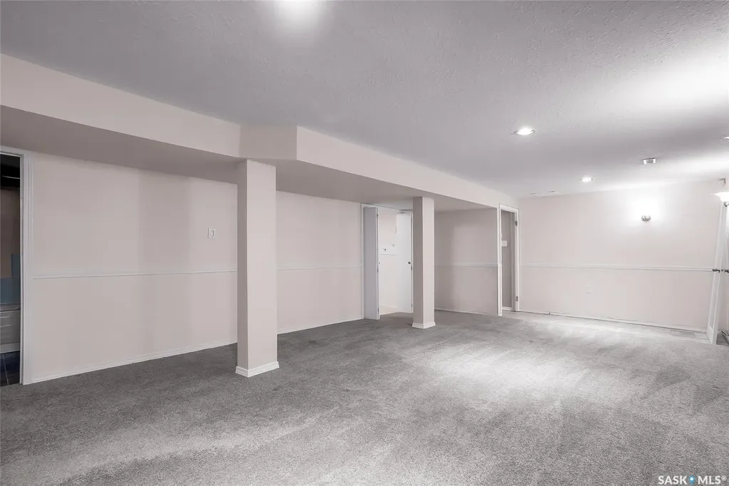 73 Laurentian Drive Saskatoon SK S7H 4M1