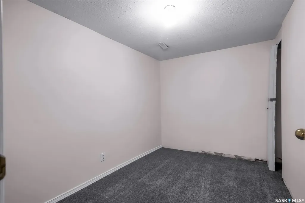 73 Laurentian Drive Saskatoon SK S7H 4M1