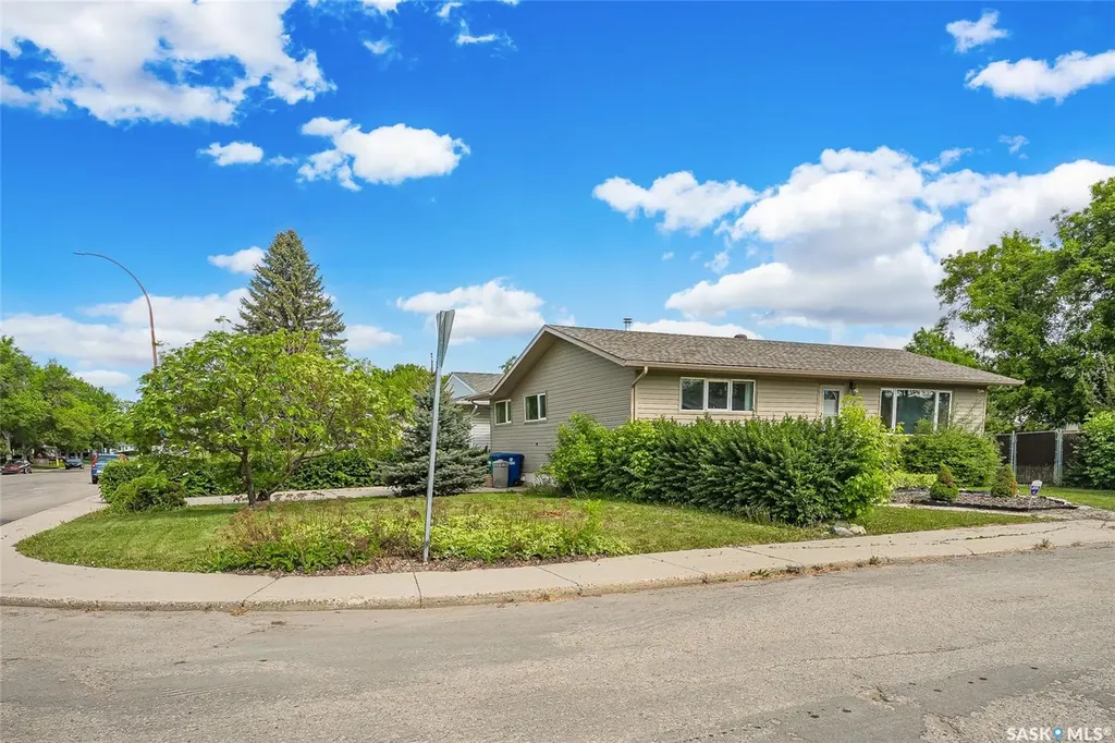 73 Laurentian Drive Saskatoon SK S7H 4M1