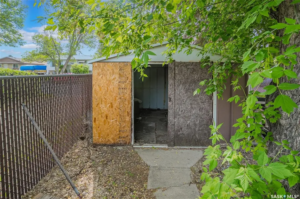73 Laurentian Drive Saskatoon SK S7H 4M1