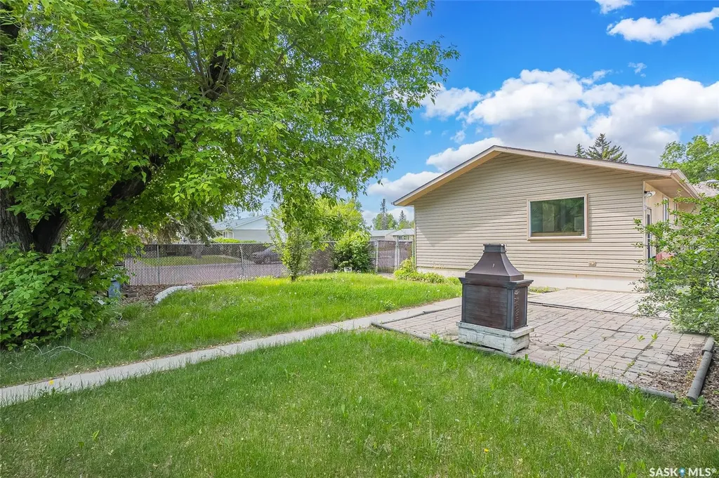 73 Laurentian Drive Saskatoon SK S7H 4M1