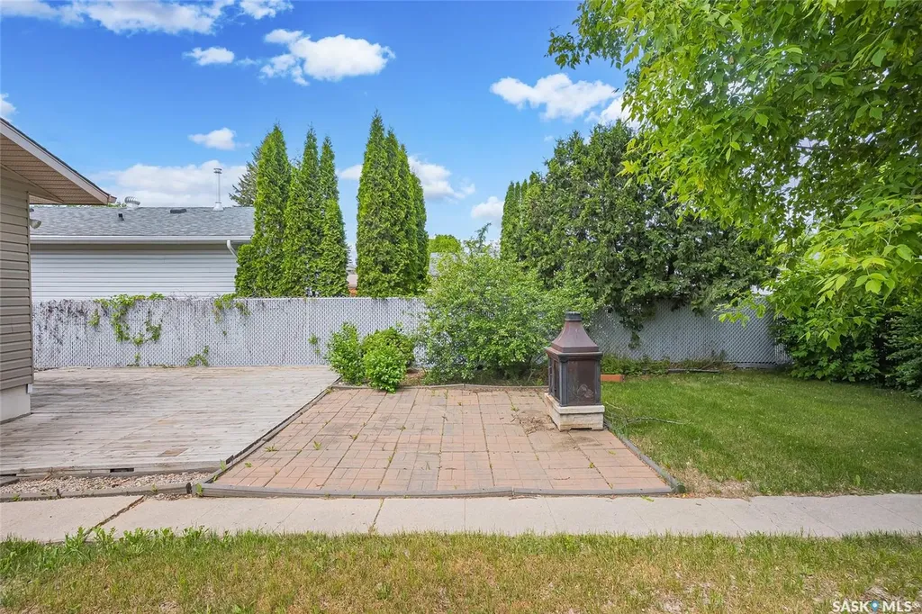 73 Laurentian Drive Saskatoon SK S7H 4M1