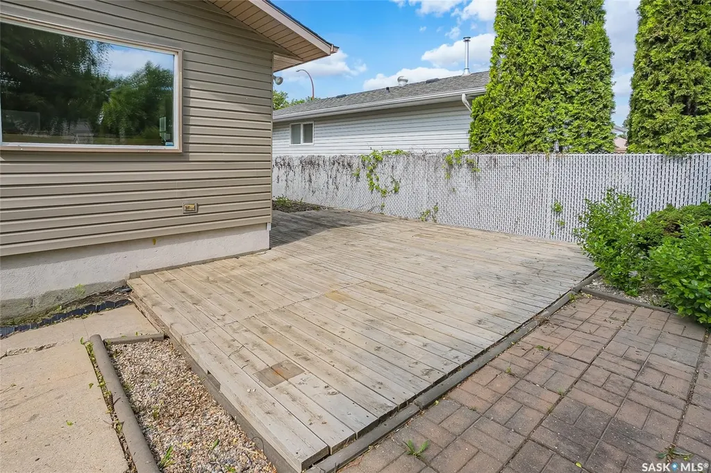 73 Laurentian Drive Saskatoon SK S7H 4M1