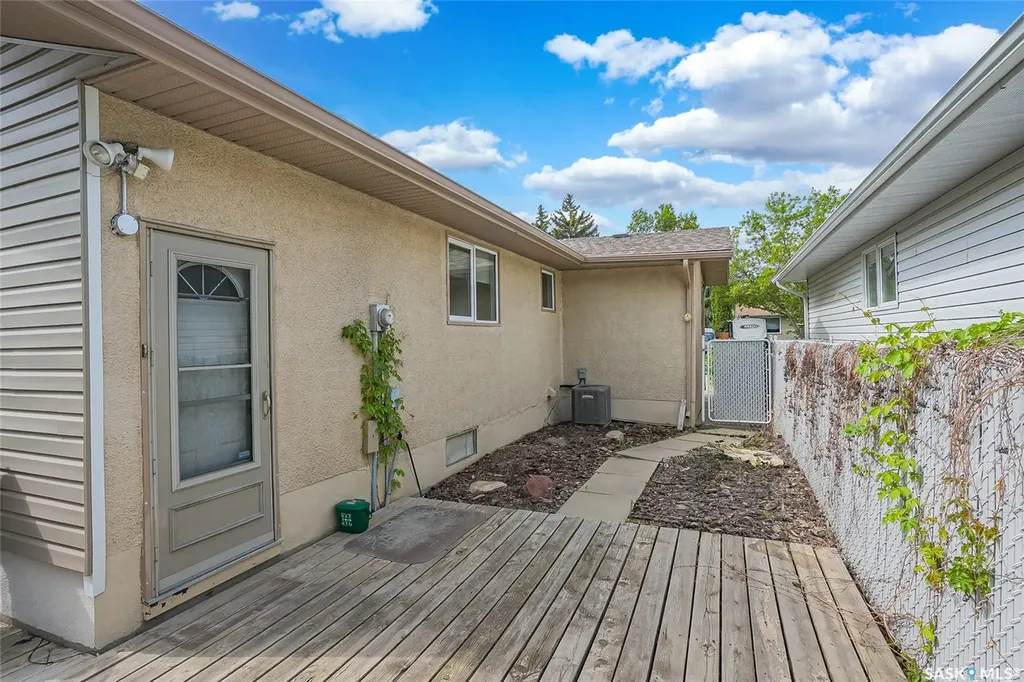 73 Laurentian Drive Saskatoon SK S7H 4M1
