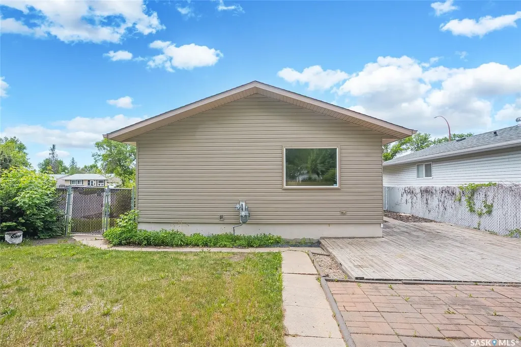 73 Laurentian Drive Saskatoon SK S7H 4M1