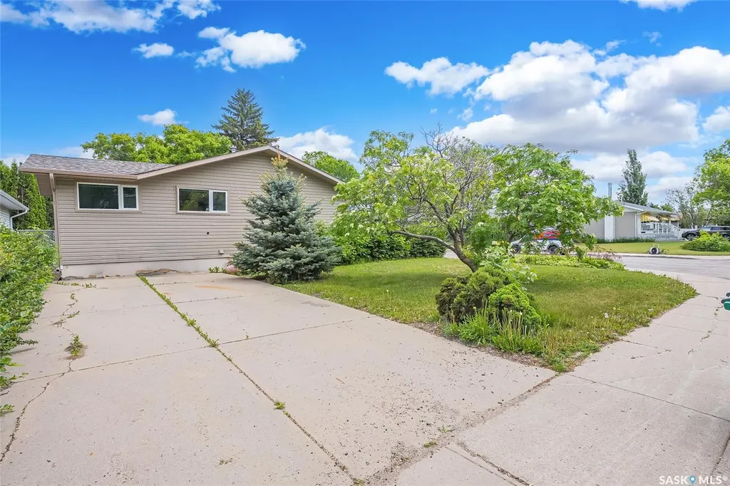 73 Laurentian Drive Saskatoon SK S7H 4M1
