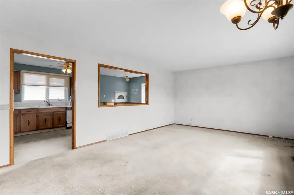 73 Laurentian Drive Saskatoon SK S7H 4M1