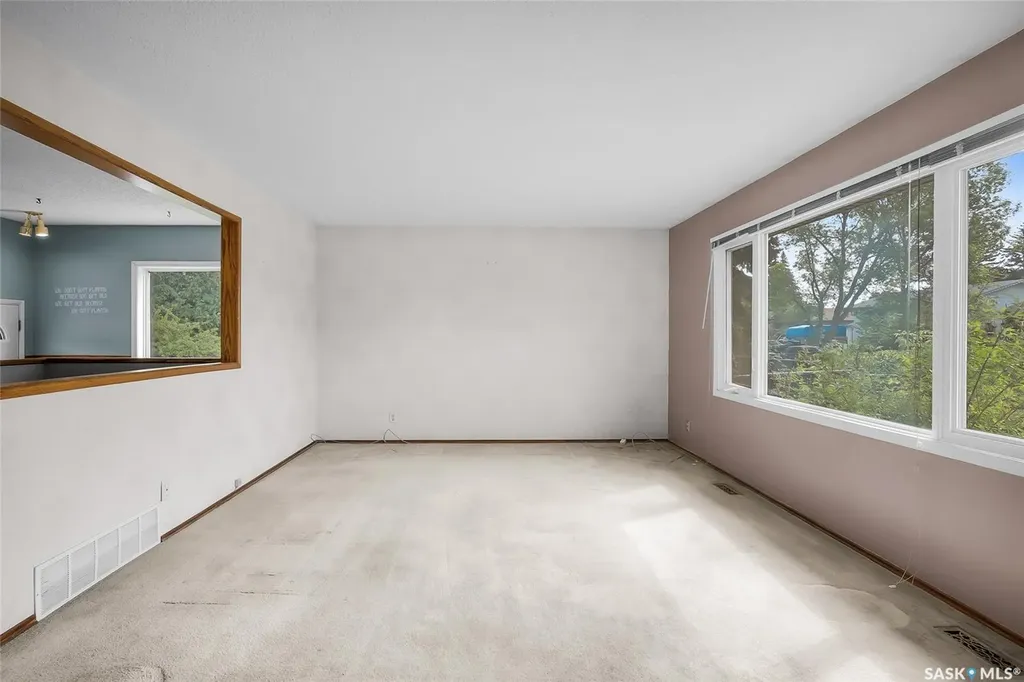 73 Laurentian Drive Saskatoon SK S7H 4M1