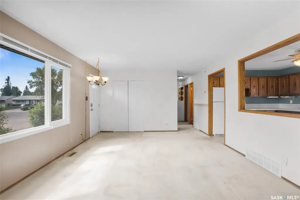73 Laurentian Drive Saskatoon SK S7H 4M1