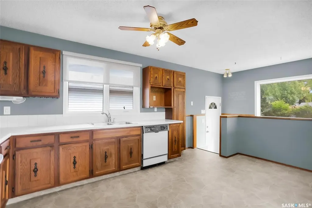 73 Laurentian Drive Saskatoon SK S7H 4M1