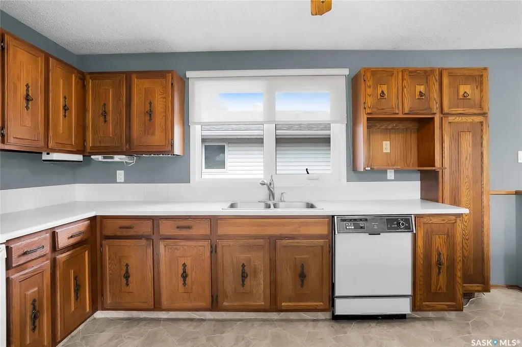 73 Laurentian Drive Saskatoon SK S7H 4M1