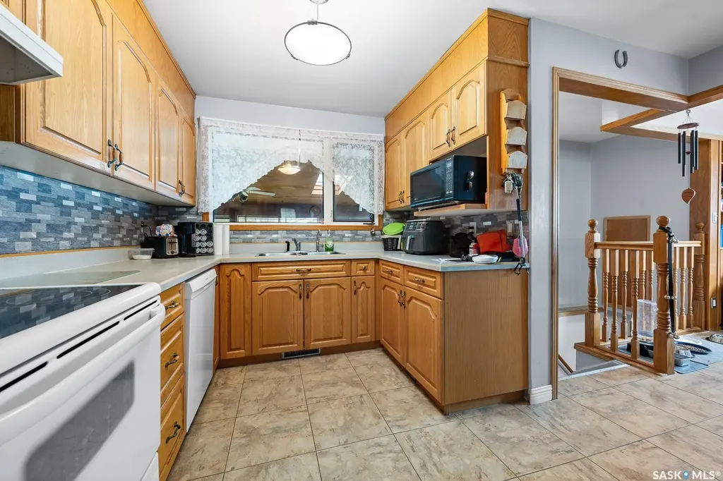 621 20th Avenue E Regina SK S4N 1J9