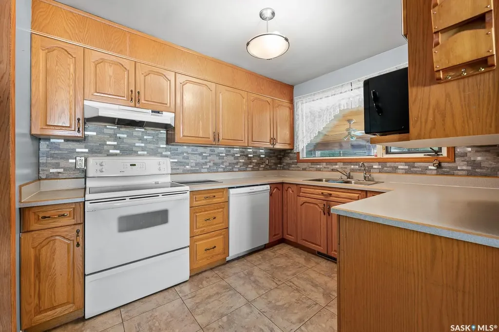 621 20th Avenue E Regina SK S4N 1J9