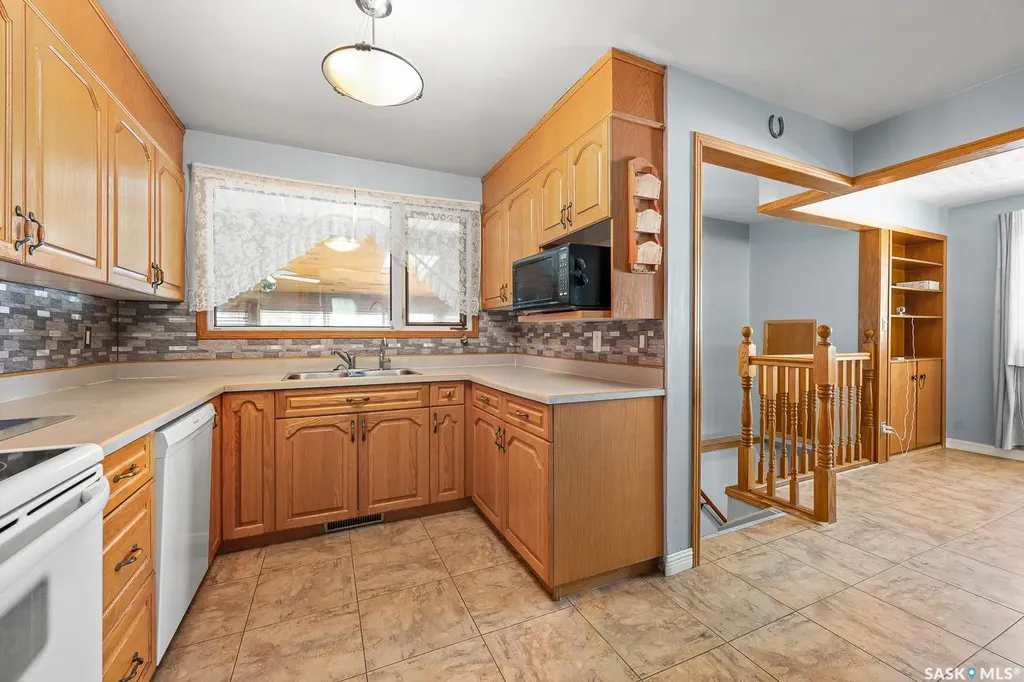 621 20th Avenue E Regina SK S4N 1J9