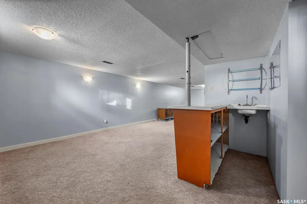 621 20th Avenue E Regina SK S4N 1J9