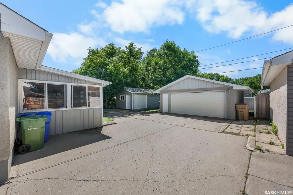 621 20th Avenue E Regina SK S4N 1J9