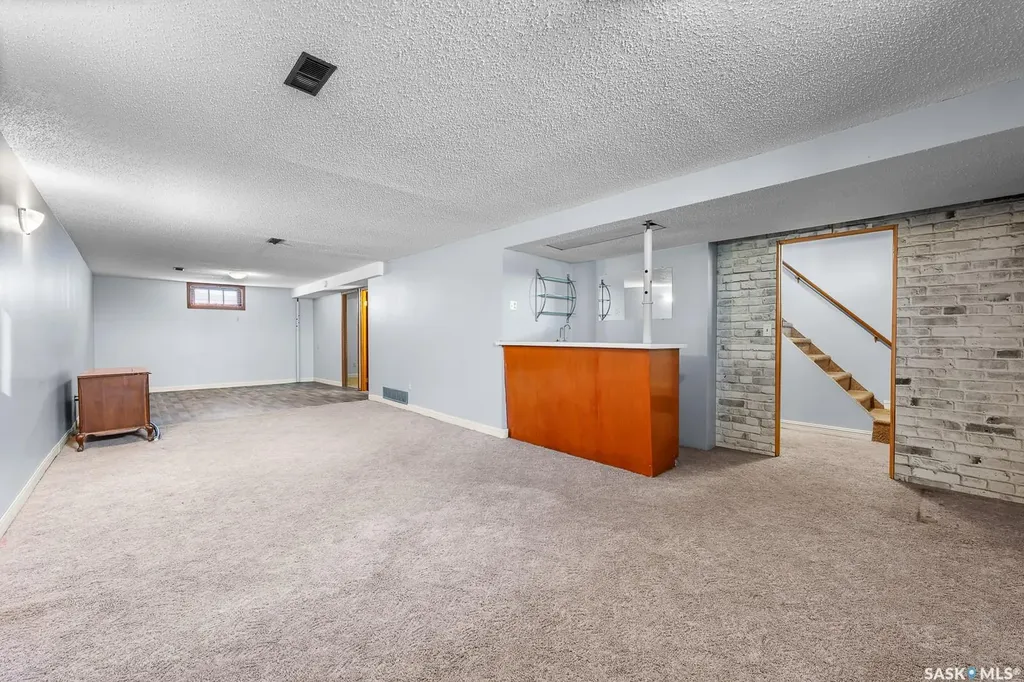 621 20th Avenue E Regina SK S4N 1J9