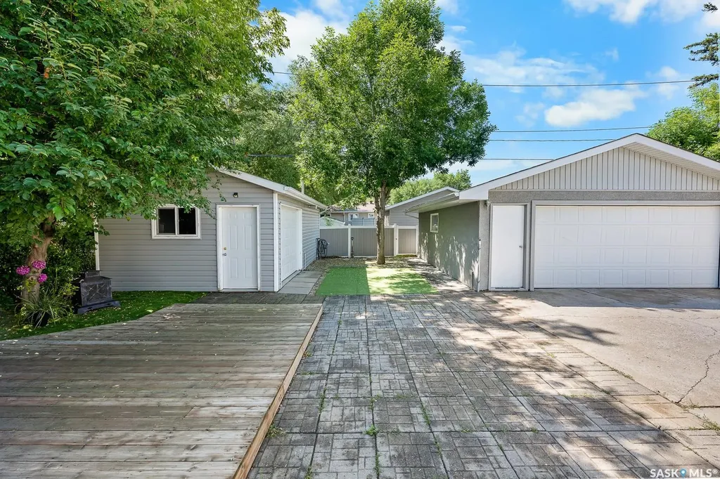 621 20th Avenue E Regina SK S4N 1J9