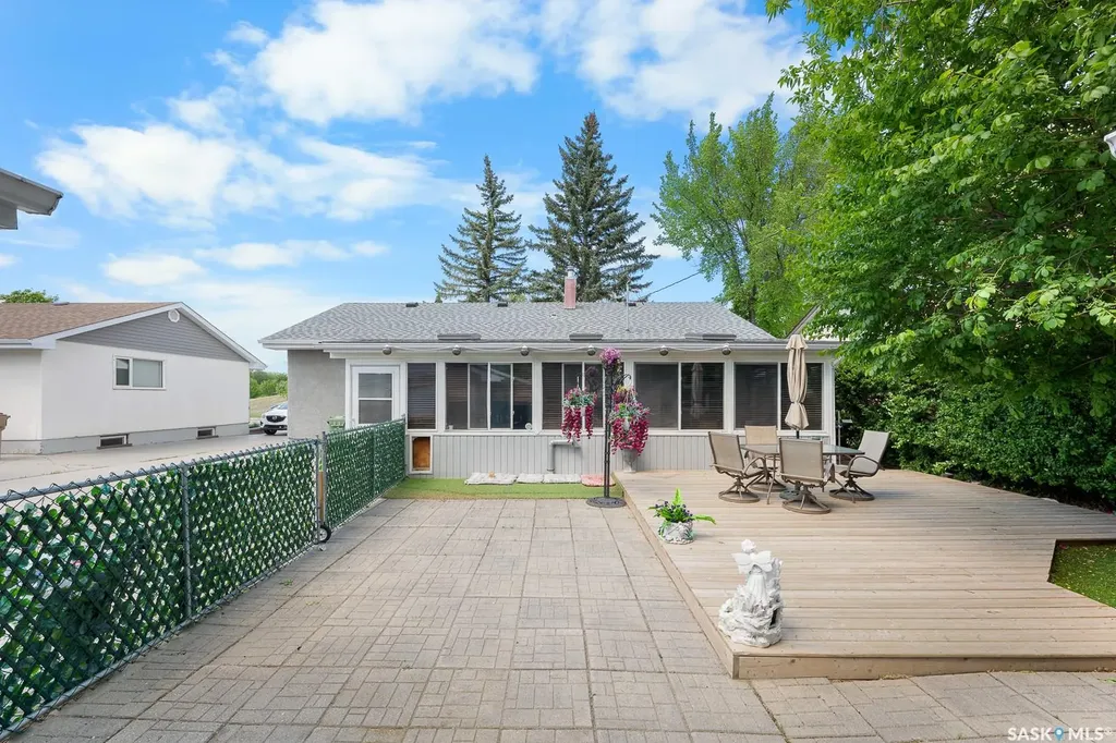 621 20th Avenue E Regina SK S4N 1J9