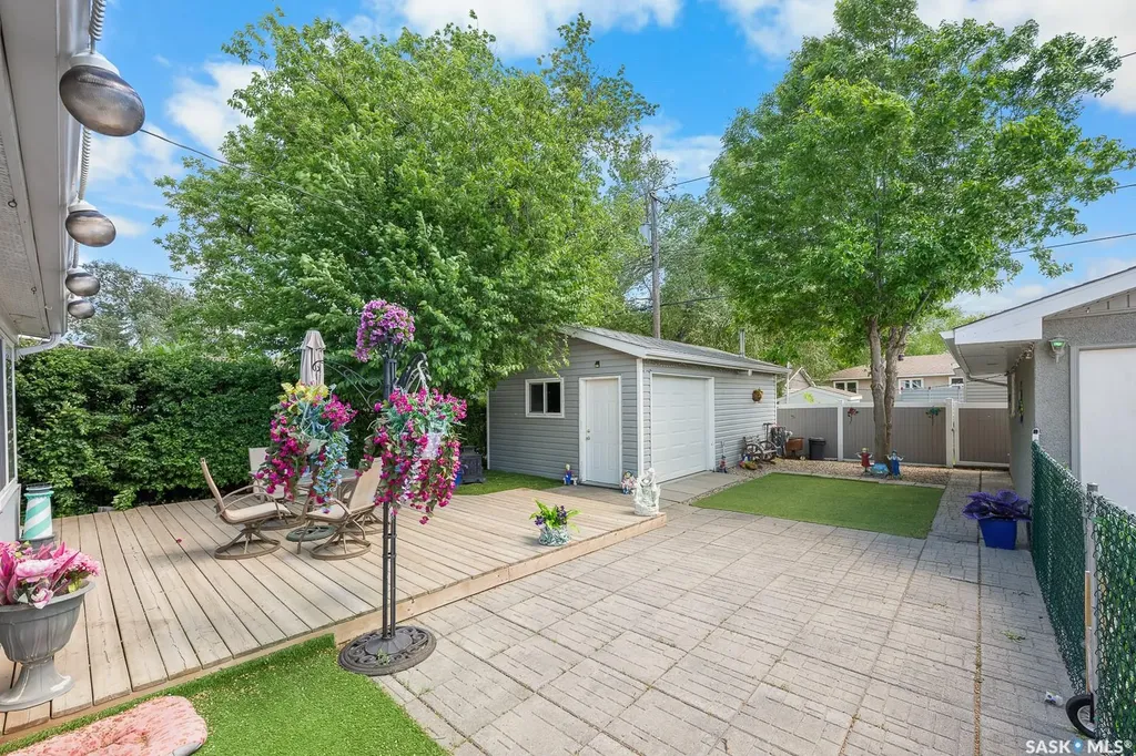 621 20th Avenue E Regina SK S4N 1J9