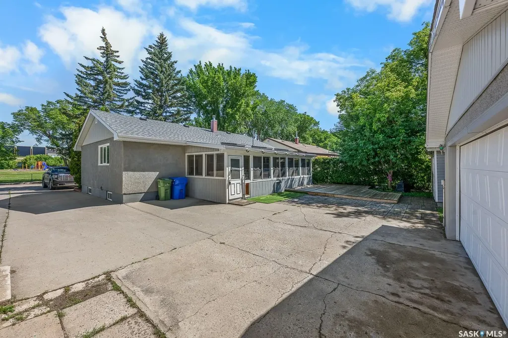 621 20th Avenue E Regina SK S4N 1J9