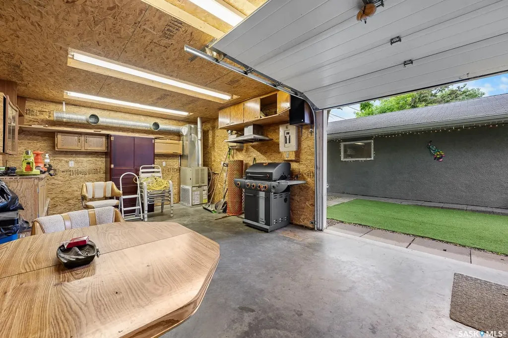 621 20th Avenue E Regina SK S4N 1J9