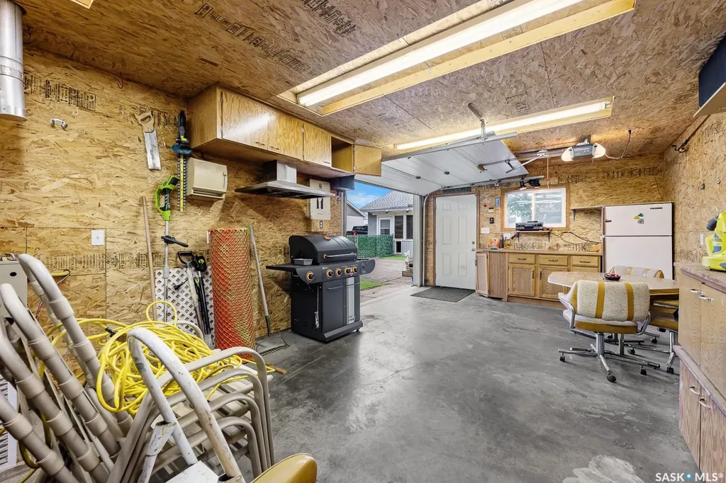 621 20th Avenue E Regina SK S4N 1J9