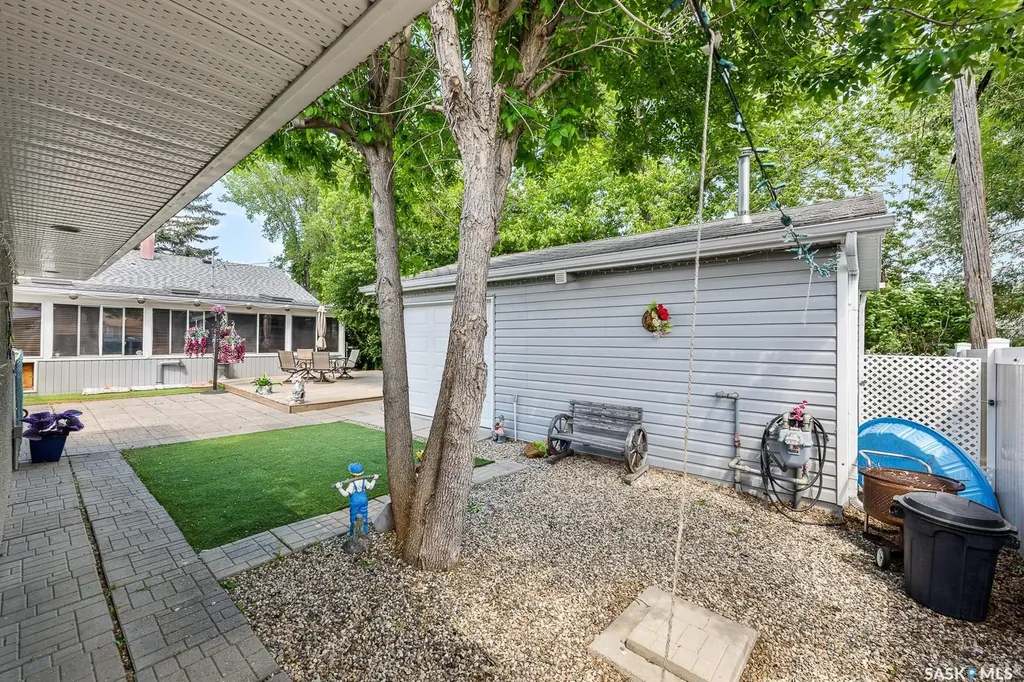 621 20th Avenue E Regina SK S4N 1J9