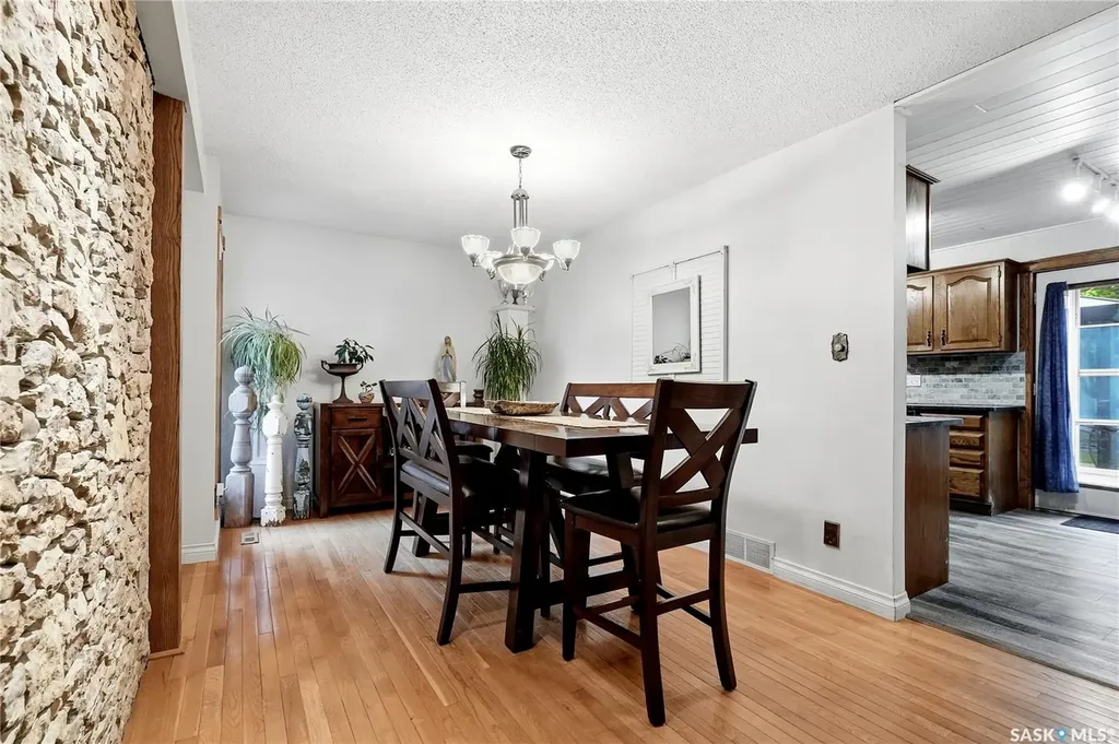 206 Willoughby Crescent Saskatoon SK S7H 4W7