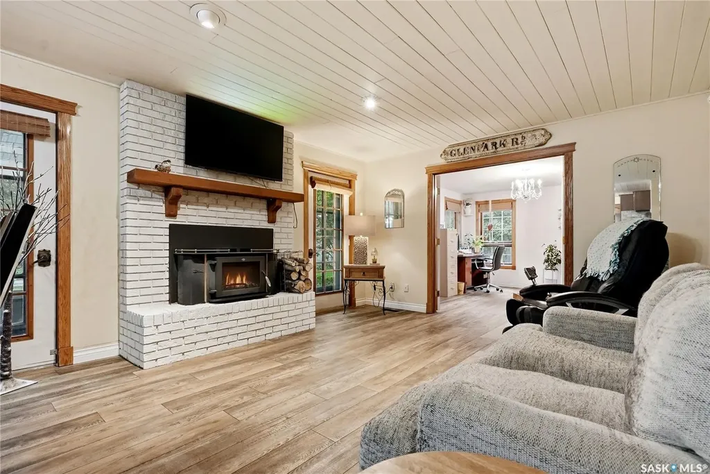 206 Willoughby Crescent Saskatoon SK S7H 4W7