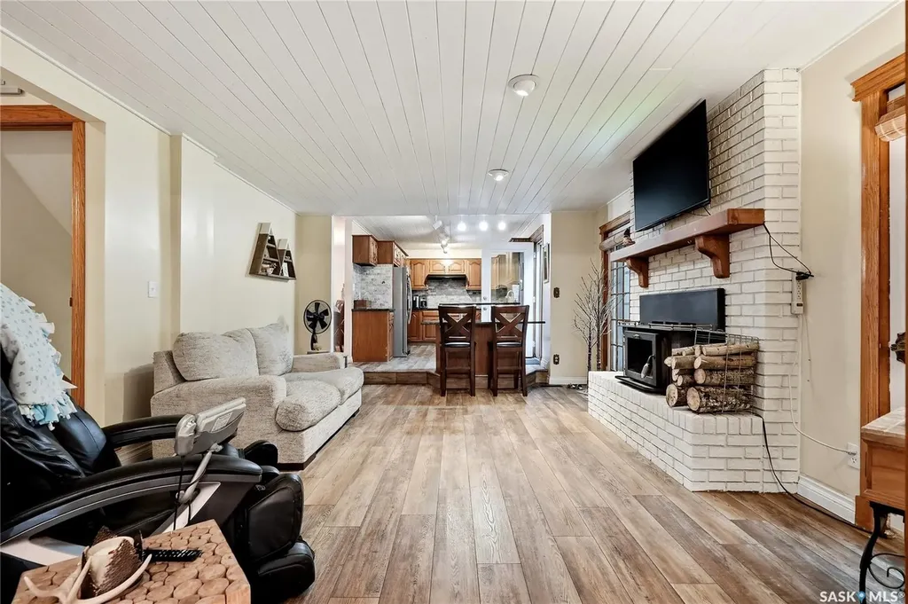 206 Willoughby Crescent Saskatoon SK S7H 4W7