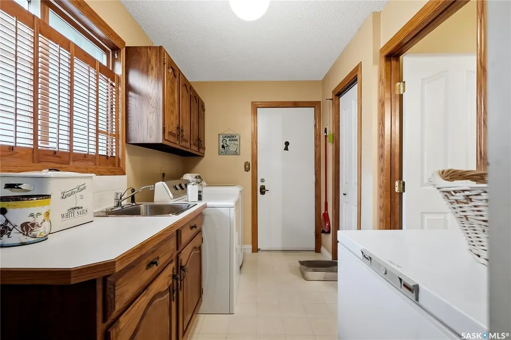 206 Willoughby Crescent Saskatoon SK S7H 4W7