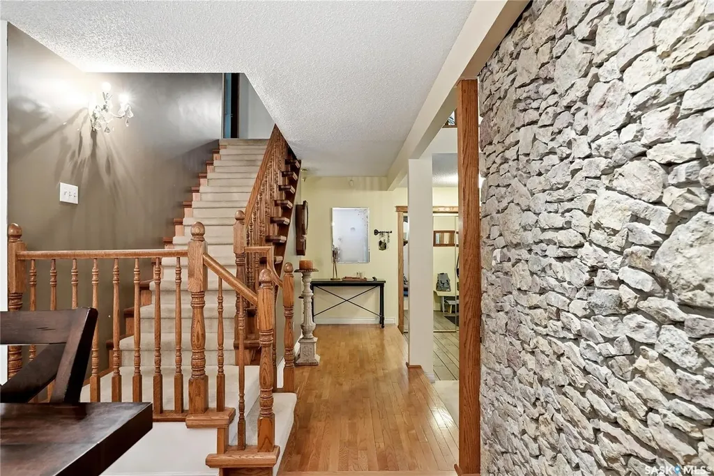 206 Willoughby Crescent Saskatoon SK S7H 4W7
