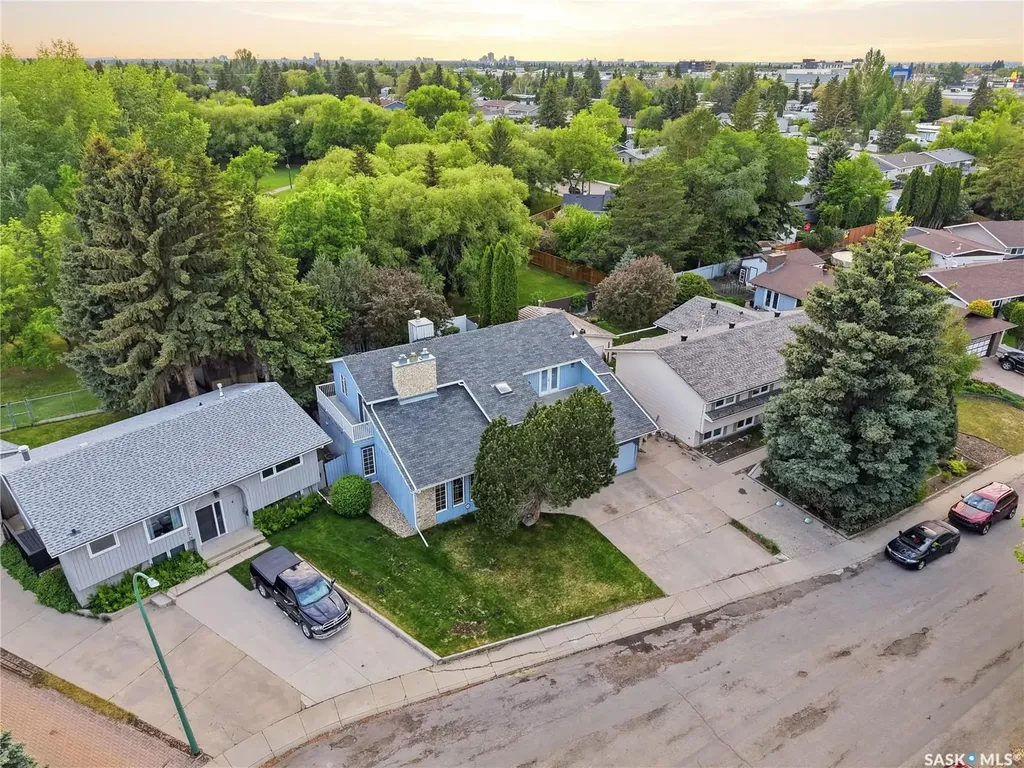 206 Willoughby Crescent Saskatoon SK S7H 4W7
