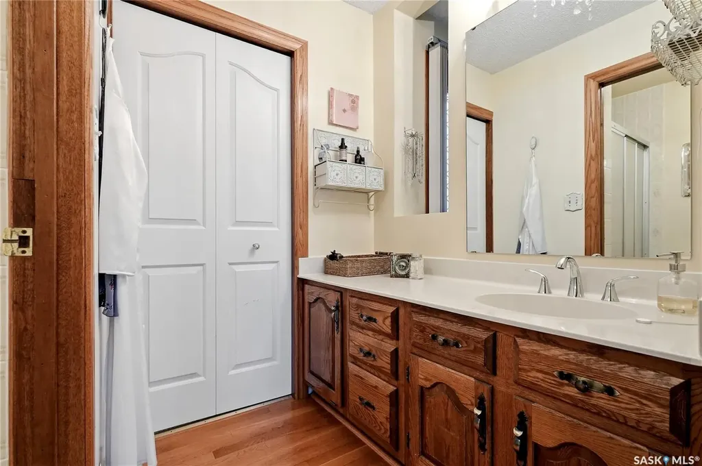 206 Willoughby Crescent Saskatoon SK S7H 4W7