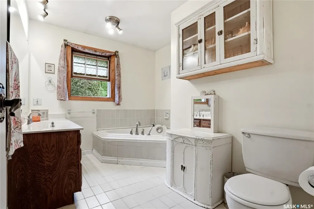 206 Willoughby Crescent Saskatoon SK S7H 4W7