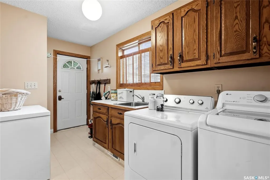 206 Willoughby Crescent Saskatoon SK S7H 4W7