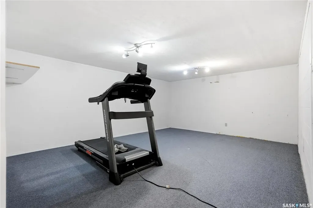 206 Willoughby Crescent Saskatoon SK S7H 4W7