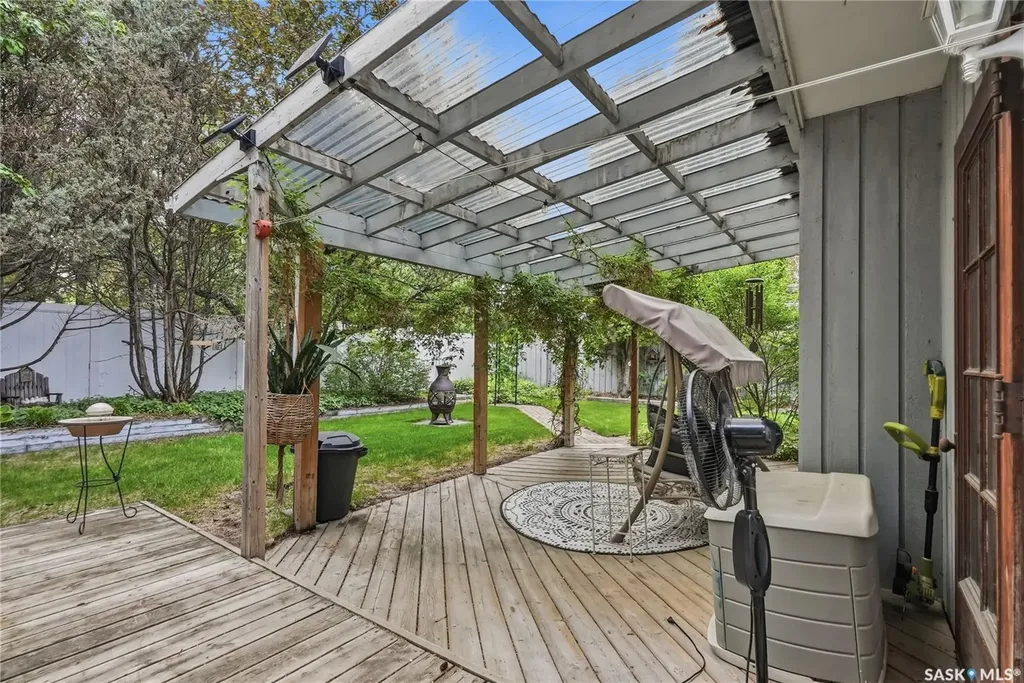 206 Willoughby Crescent Saskatoon SK S7H 4W7