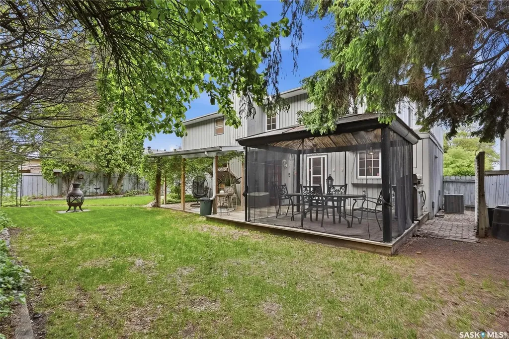 206 Willoughby Crescent Saskatoon SK S7H 4W7