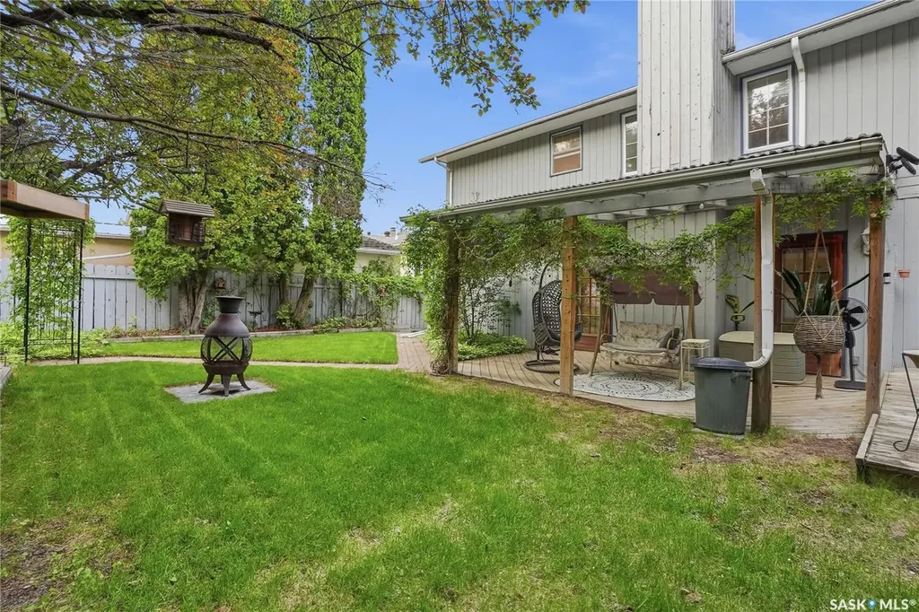 206 Willoughby Crescent Saskatoon SK S7H 4W7