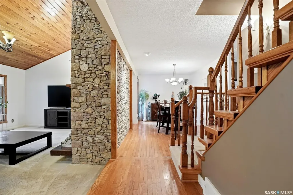 206 Willoughby Crescent Saskatoon SK S7H 4W7