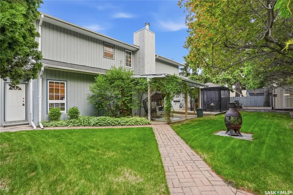 206 Willoughby Crescent Saskatoon SK S7H 4W7