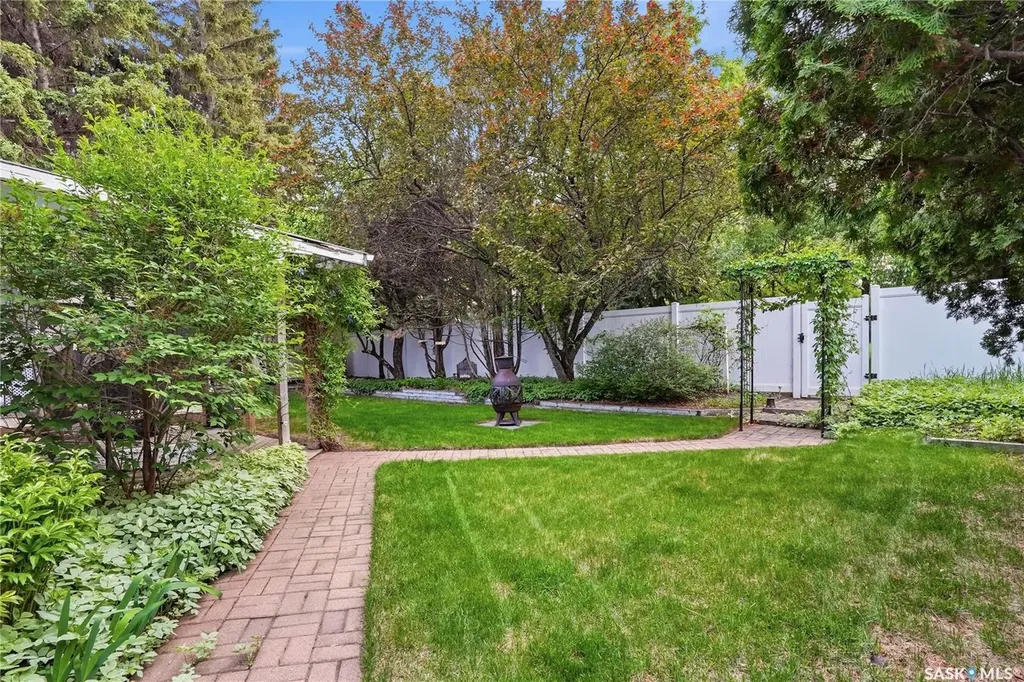206 Willoughby Crescent Saskatoon SK S7H 4W7