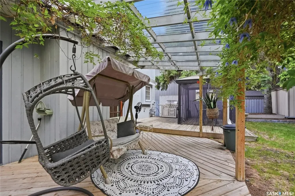 206 Willoughby Crescent Saskatoon SK S7H 4W7