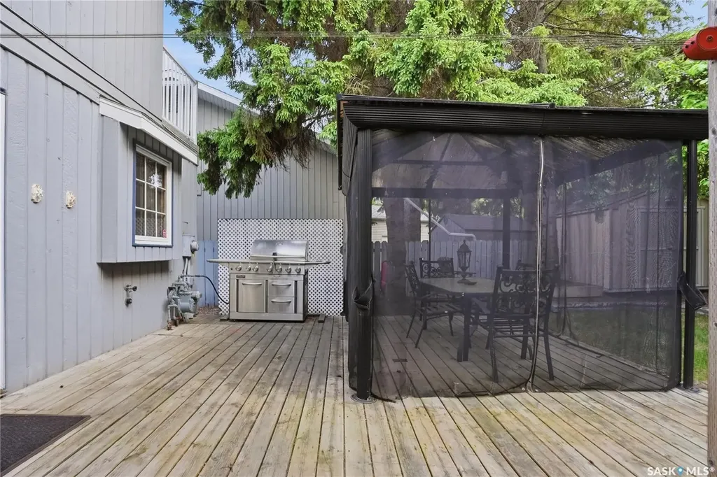 206 Willoughby Crescent Saskatoon SK S7H 4W7