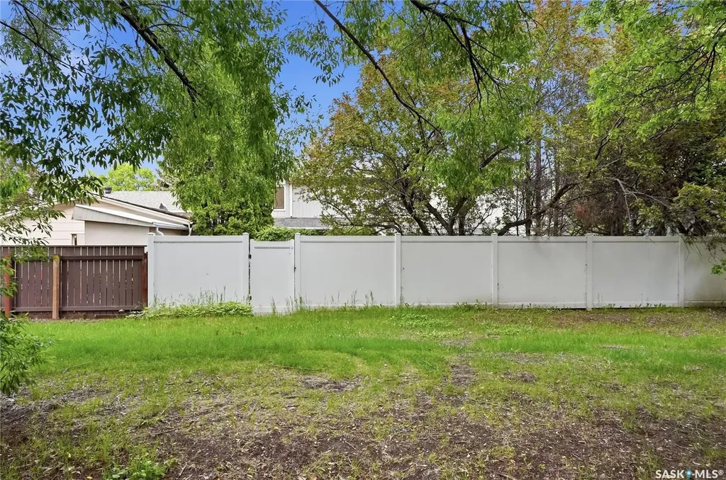 206 Willoughby Crescent Saskatoon SK S7H 4W7